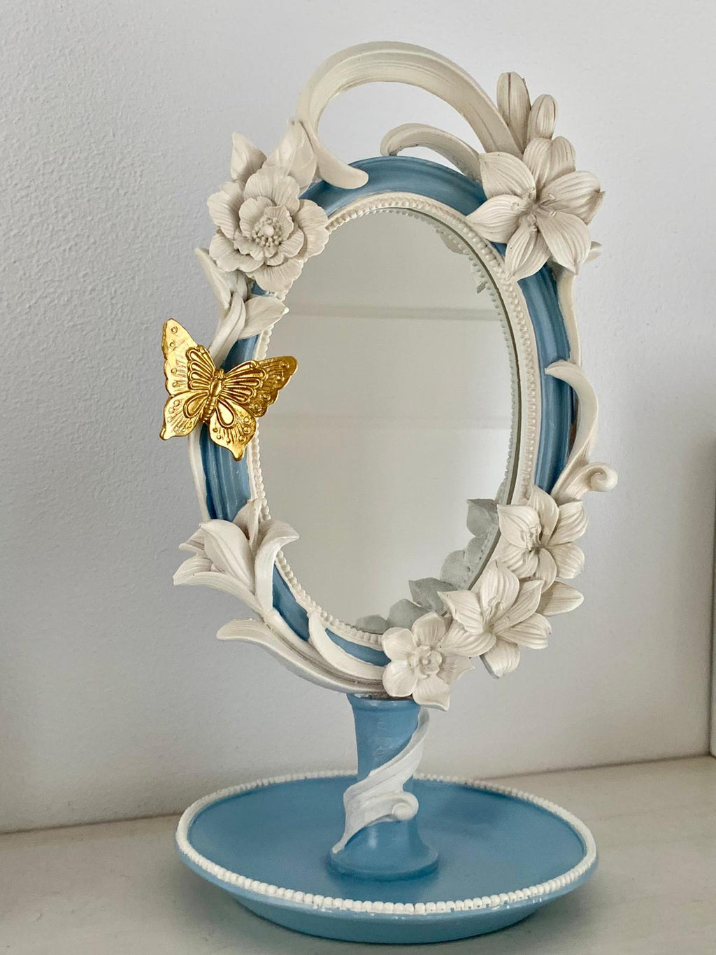 Deze Prachtige staande spiegel met bloemen is een sieraad in huis 