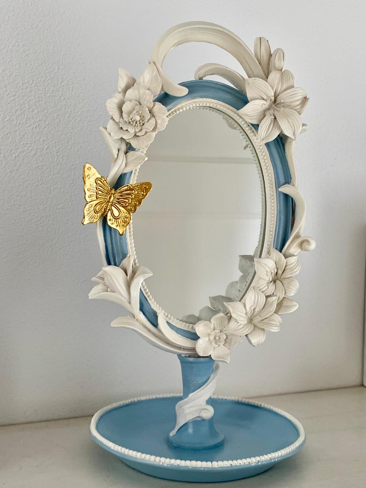 Deze Prachtige staande spiegel met bloemen is een sieraad in huis 